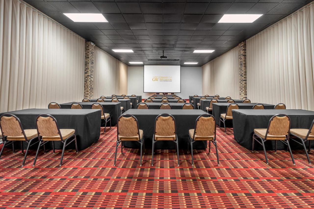 Grand Williston Hotel And Conference Center Экстерьер фото