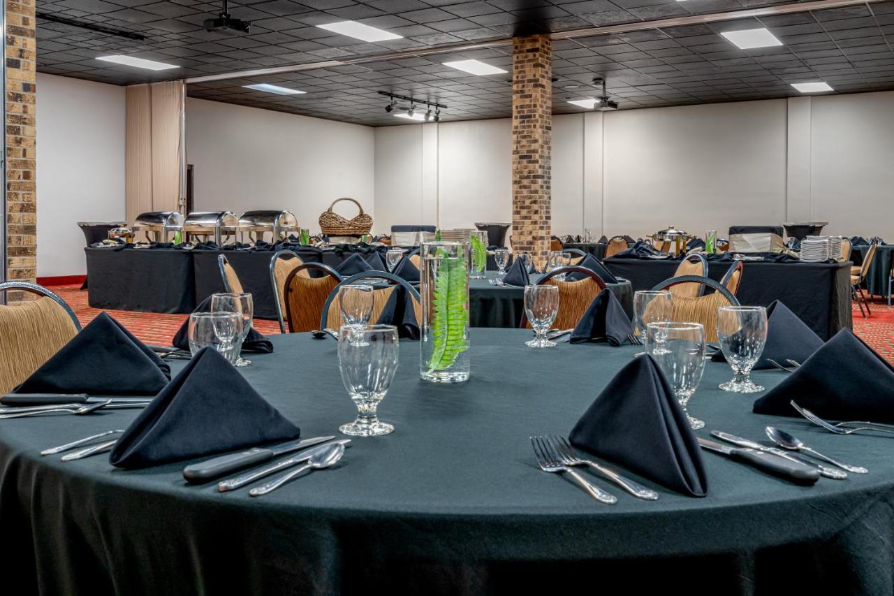 Grand Williston Hotel And Conference Center Экстерьер фото